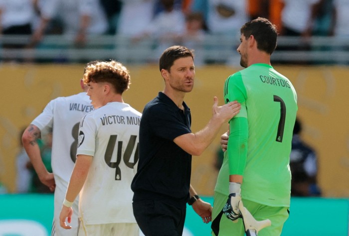 Soccer Football - FIFA Club World Cup - Group H - Real Madrid v Al Hilal - Hard Rock Stadium, Miami Gardens, Florida, U.S. - June 18, 2025  Real Madrid coach Xabi Alonso with Thibaut Courtois after the match IMAGN IMAGES via Reuters/Sam Navarro