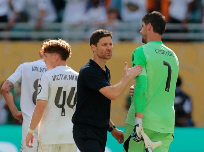 Soccer Football - FIFA Club World Cup - Group H - Real Madrid v Al Hilal - Hard Rock Stadium, Miami Gardens, Florida, U.S. - June 18, 2025  Real Madrid coach Xabi Alonso with Thibaut Courtois after the match IMAGN IMAGES via Reuters/Sam Navarro