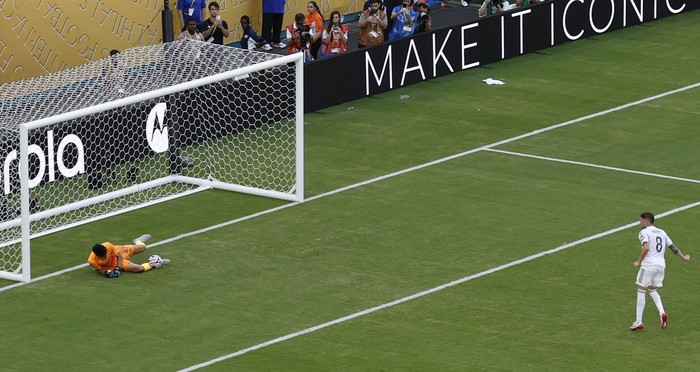 Yassine Bounou Soccer Football - FIFA Club World Cup - Group H - Real Madrid v Al Hilal - Hard Rock Stadium, Miami Gardens, Florida, U.S. - June 18, 2025 Al Hilals Yassine Bounou saves a penalty from Real Madrids Federico Valverde REUTERS/Marco Bello