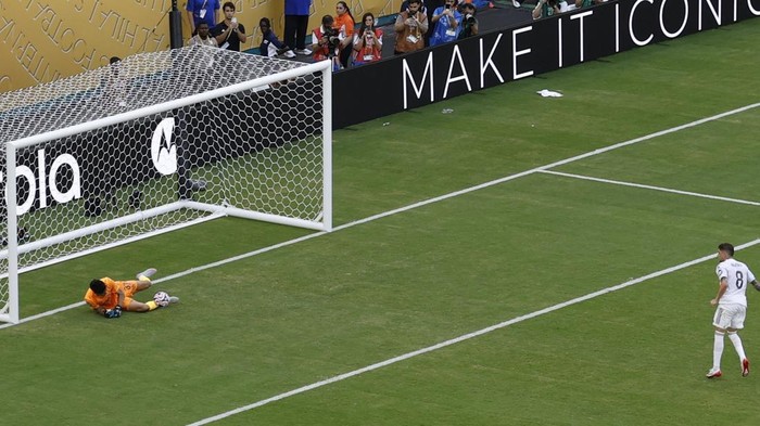Yassine Bounou Soccer Football - FIFA Club World Cup - Group H - Real Madrid v Al Hilal - Hard Rock Stadium, Miami Gardens, Florida, U.S. - June 18, 2025 Al Hilals Yassine Bounou saves a penalty from Real Madrids Federico Valverde REUTERS/Marco Bello