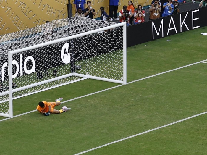 Soccer Football - FIFA Club World Cup - Group H - Real Madrid v Al Hilal - Hard Rock Stadium, Miami Gardens, Florida, U.S. - June 18, 2025 Al Hilal's Yassine Bounou saves a penalty from Real Madrid's Federico Valverde REUTERS/Marco Bello