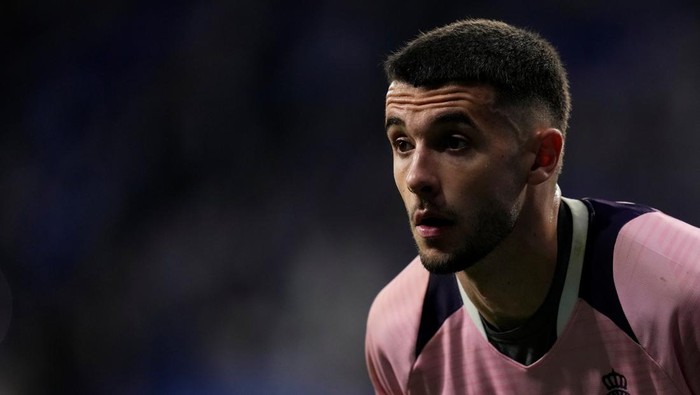 BARCELONA, SPAIN - MAY 14: Joan Garcia goalkeeper of Espanyol and Spain during the warm-up before the LaLiga match between RCD Espanyol de Barcelona and FC Barcelona at RCDE Stadium on May 14, 2025 in Barcelona, Spain. (Photo by Jose Breton/Pics Action/NurPhoto via Getty Images)