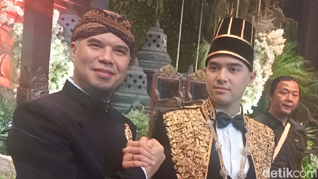Berita Seputar Selebriti Insertlive Terkini : Terpopuler: Wajah Alyssa Daguise Disemprot Rokok Vs Ahmad Dhani Puji Keturunan Maia Estianty
