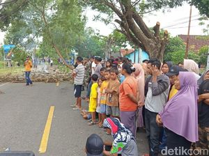 Keluarga Pria Tewas di Kos Bima Blokade Jalan, Tuntut Polisi Tangkap Pelaku Lain