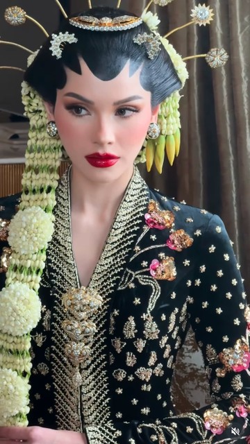 Potret Alyssa Daguise Bak Ratu Jawa di Acara Ngunduh Mantu, Pakai Kebaya Biyan