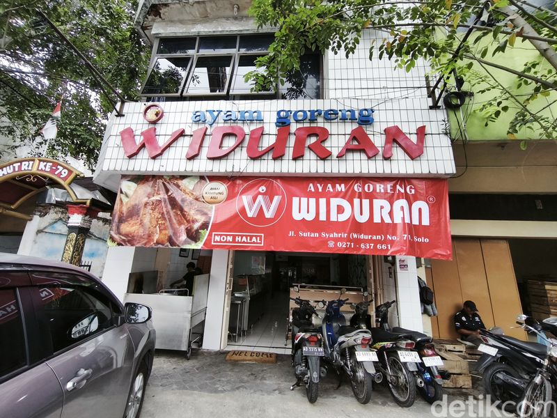 Suasana rumah makan Ayam Goreng Widuran yang terletak di jalan Sultan Syahrir, Kelurahan Kepatihan Kulon, Kecamatan Jebres, Kota Solo, Jumat (20/6/2025)