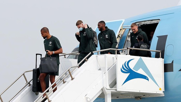 PHILADELPHIA, PENNSYLVANIA - JUNE 13: Tosin Adarabioyo, Cole Palmer, Robert Sanchez, and Filip Jörgensen of Chelsea disembark a flight as they arrive to Philadelphia International Airport for FIFA Club World Cup 2025 on June 13, 2025 in Philadelphia, Pennsylvania. (Photo by Emilee Chinn/Getty Images)