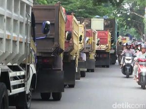 Sopir Truk Geruduk Kantor Bupati Subang Tuntut Cabut Aturan ODOL Sopir Truk Geruduk Kantor Bupati Subang Tuntut Cabut Aturan ODOL