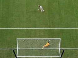 Teranyar, Federico Valverde gagal masukkan bola dari titik penalti saat Real Madrid diimbangi Al Hilal 1-1 di Piala Dunia Antarklub. Tembakannya ditepis Bono (REUTERS/Marco Bello)