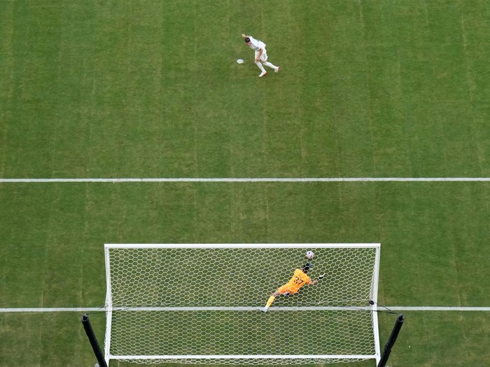 Soccer Football - FIFA Club World Cup - Group H - Real Madrid v Al Hilal - Hard Rock Stadium, Miami Gardens, Florida, U.S. - June 18, 2025 Al Hilal's Yassine Bounou saves a penalty from Real Madrid's Federico Valverde REUTERS/Marco Bello     TPX IMAGES OF THE DAY