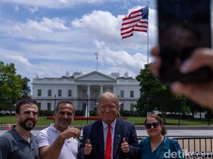 Gedung Putih Disambangi Sosok Bertopeng Donald Trump