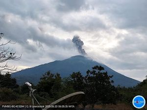 Gunung Ile Lewotolok Meletus, Empat Desa di Lembata Diimbau Waspada Gunung Ile Lewotolok Meletus, Empat Desa di Lembata Diimbau Waspada