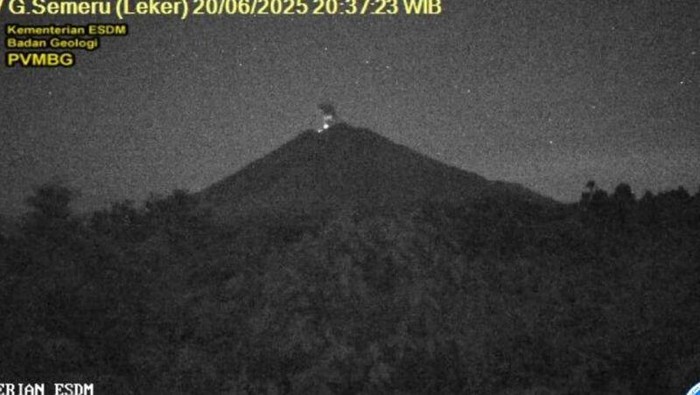 Gunung Semeru kembali erupsi dengan letusan setinggi 700 meter di atas puncak pada Jumat (20/6/2025) malam pukul 20.37 WIB. ANTARA/HO-PVMBG Gunung Semeru kembali erupsi dengan letusan setinggi 700 meter di atas puncak pada Jumat (20/6/2025) malam pukul 20.37 WIB. ANTARA/HO-PVMBG