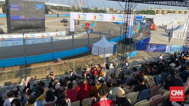 Hari Pertama Formula E Jakarta 2025 sudah diramaikan penonton. (CNN Indonesia/Muhammad Ikhwanuddin)