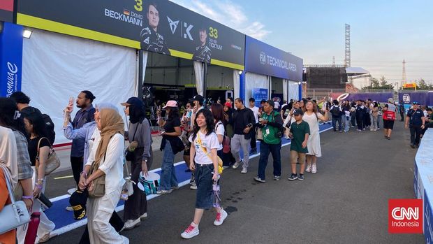 Hari Pertama Formula E Jakarta 2025 sudah diramaikan penonton. (CNN Indonesia/Muhammad Ikhwanuddin)