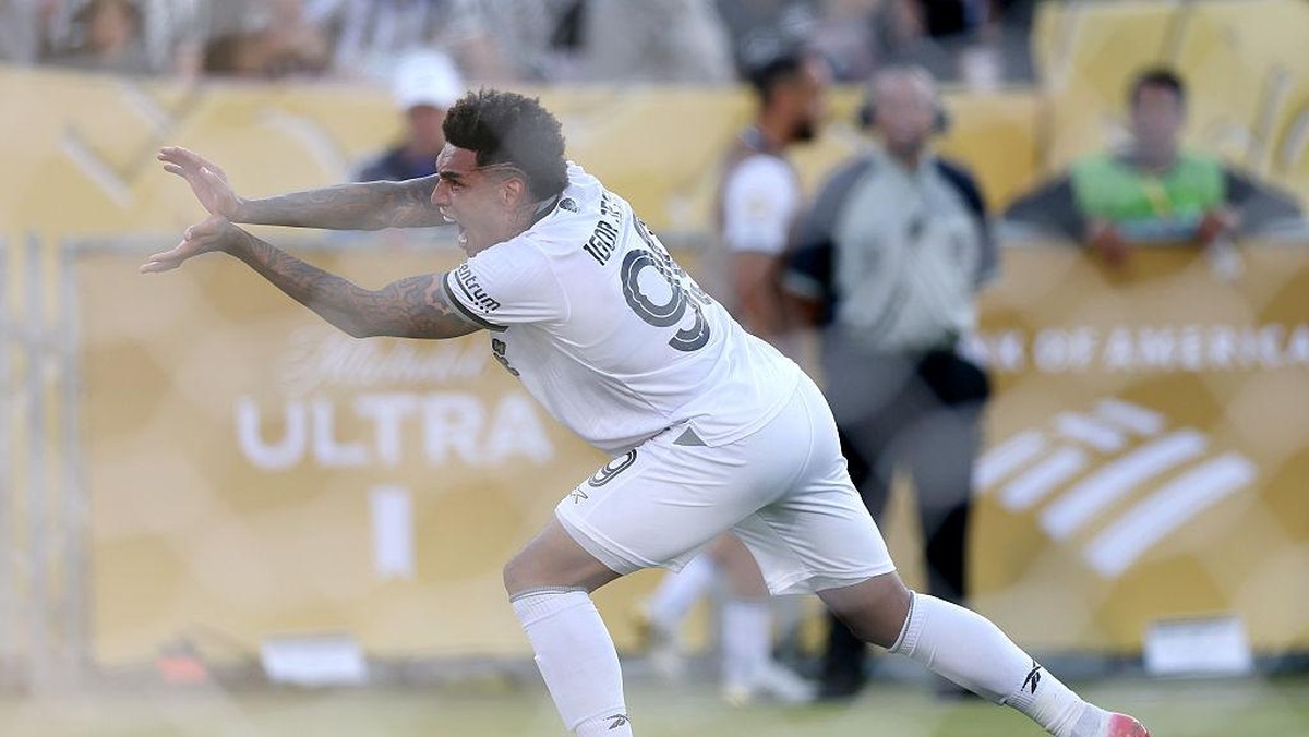 Penyerang Botafogo Igor Jesus melakukan selebrasi usai membobol gawang Paris Saint-Germain (Getty Images/Stu Forster)