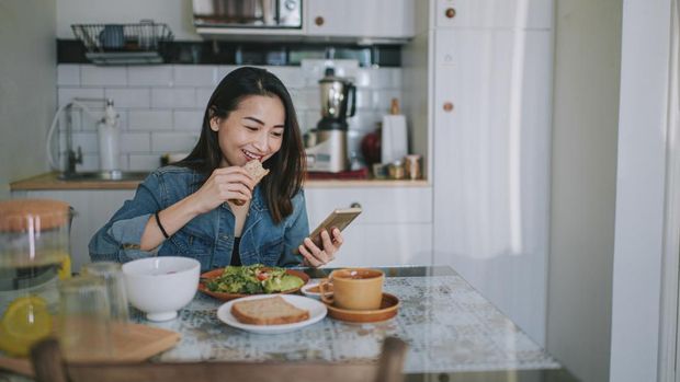 Ilustrasi Makan dan Bermain ponsel