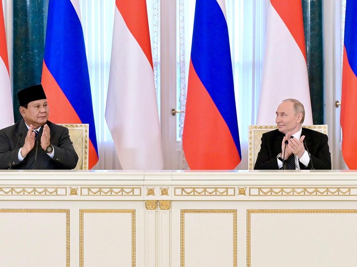 Presiden Prabowo menghadiri undangan langsung dari Presiden Vladimir Putin di Istana Konstantinovsky, St. Petersburg, Kamis (19/6/2025).