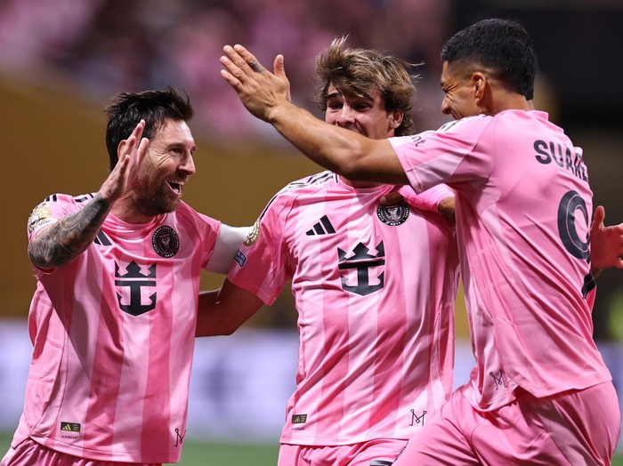 ATLANTA, GEORGIA - JUNE 19: Lionel Messi of Inter Miami CF celebrates scoring their second goal with Benjamin Cremaschi and Luis Suarez during the FIFA Club World Cup 2025 group A match between Internacional CF Miami and FC Porto at Mercedes-Benz Stadium on June 19, 2025 in Atlanta, Georgia. (Photo by Robbie Jay Barratt - AMA/Getty Images)