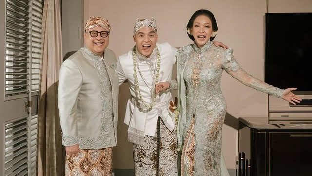 Berita Seputar Selebriti Insertlive Terkini : Istimewakan Al Ghazali di Pernikahan, Apakah Irwan Mussry Punya Anak dari Eks Istri?