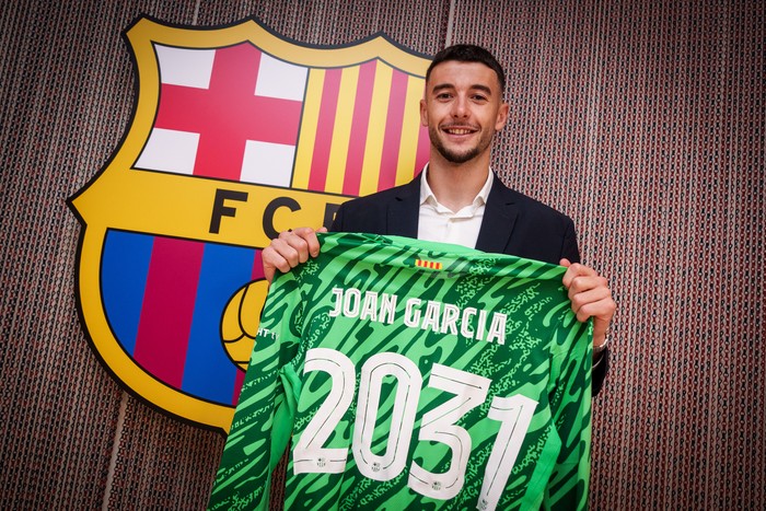 Barcelona mengumumkan transfer Joan Garcia pada bursa musim panas 2025. Blaugrana merekrut penjaga gawang 24 tahun itu dari Espanyol seharga 25 juta euro.