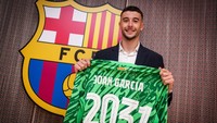 Kedua yakni Joan Garcia yang direkrut dari Espanyol seharga 25 juta Euro. Foto: Twitter @FCBarcelona