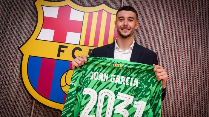 Joan Garcia Barcelona mengumumkan transfer Joan Garcia pada bursa musim panas 2025. Blaugrana merekrut penjaga gawang 24 tahun itu dari Espanyol seharga 25 juta euro.