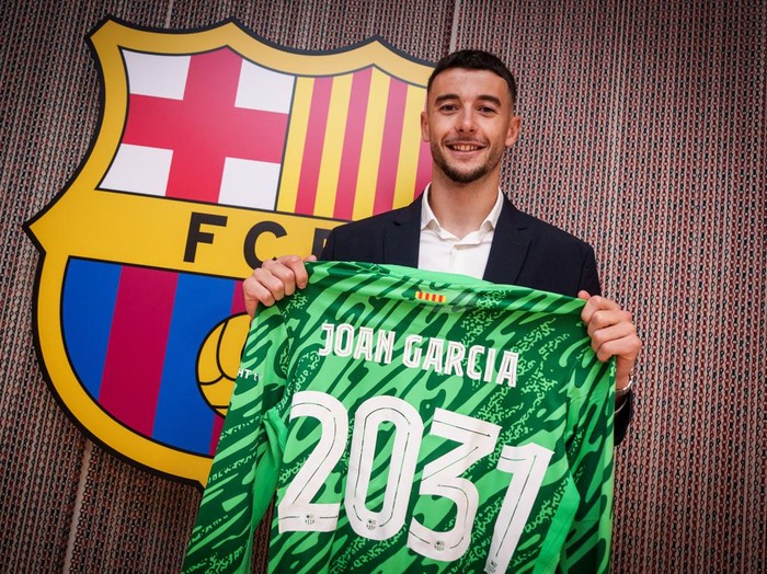 Barcelona mengumumkan transfer Joan Garcia pada bursa musim panas 2025. Blaugrana merekrut penjaga gawang 24 tahun itu dari Espanyol seharga 25 juta euro.
