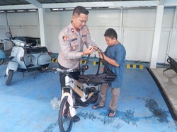 Kapolsek Pademangan Beri Warga Sepeda-Tas untuk Bantu Aktivitas Sehari-hari