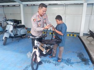 Kapolsek Pademangan Beri Warga Sepeda-Tas untuk Bantu Aktivitas Sehari-hari Kapolsek Pademangan Beri Warga Sepeda-Tas untuk Bantu Aktivitas Sehari-hari