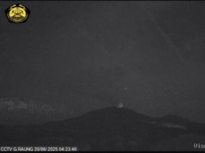 Gunung Raung Erupsi Lagi, Kilatan Api Terpantau dari Kawah