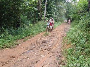 Potret KBB di Usia ke-18 Tahun: Jalan Rusak hingga Masalah Sampah Potret KBB di Usia ke-18 Tahun: Jalan Rusak hingga Masalah Sampah