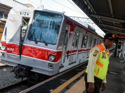 Video: Truk Tertabrak KRL Lalu Timpa Dua Motor di Tangerang