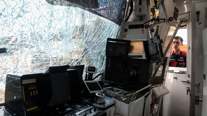 Petugas melihat kondisi kereta rel listrik (KRL) Commuter Line yang rusak akibat menabrak truk di Stasiun Tangerang, Kota Tangerang, Banten, Jumat (20/6/2025). KRL Commuter Line relasi Duri-Tangerang mengalami kerusakan berat pada bagian kabin masinis akibat menabrak truk boks di perlintasan sebidang kereta antara Stasiun Tangerang-Batu Ceper yang mengakibatkan jadwal perjalanan sempat terganggu dan tidak ada korban jiwa dalam persitiwa tersebut. ANTARA FOTO/Putra M. Akbar/bar