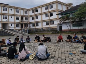 Mahasiswa Pecinta Alam UGR Tolak Seaplane-Glamping di Gunung Rinjani Mahasiswa Pecinta Alam UGR Tolak Seaplane-Glamping di Gunung Rinjani