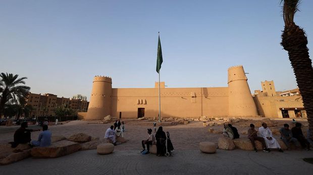 Menelusuri Riyadh, Kilau Metropolitan di Tengah Gurun Arab Locals and foreigners sit in front of Al Masmak Palace Museu, in Riyadh, Saudi Arabia, May 31, 2025. REUTERS/Hamad I Mohammed