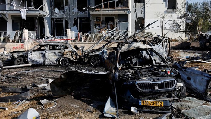 Mobil-mobil Hancur Usai Serangan Rudal Iran Menghantam Israel A view of burnt cars and a damaged residential building at an impact site following Irans missile strike on Israel, in Beer Sheva, Israel, June 20, 2025. REUTERS/Amir Cohen TPX IMAGES OF THE DAY