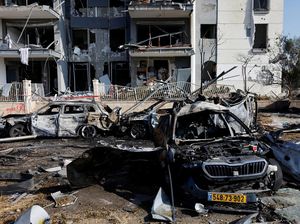 Mobil-mobil Hancur Usai Serangan Rudal Iran Menghantam Israel Mobil-mobil Hancur Usai Serangan Rudal Iran Menghantam Israel