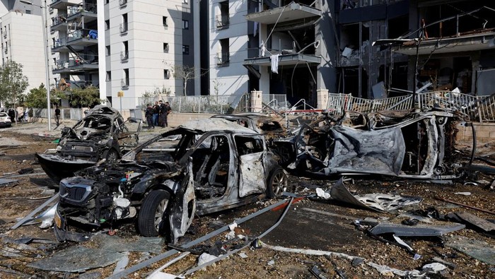 Mobil-mobil Hancur Usai Serangan Rudal Iran Menghantam Israel A view of burnt cars and a damaged residential building at an impact site following Irans missile strike on Israel, in Beer Sheva, Israel, June 20, 2025. REUTERS/Amir Cohen TPX IMAGES OF THE DAY