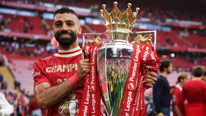 Soccer Football - Premier League - Liverpool v Crystal Palace - Anfield, Liverpool, Britain - May 25, 2025 Mohamed Salah celebrates with the trophy after winning the Premier League REUTERS/Phil Noble EDITORIAL USE ONLY. NO USE WITH UNAUTHORIZED AUDIO, VIDEO, DATA, FIXTURE LISTS, CLUB/LEAGUE LOGOS OR LIVE SERVICES. ONLINE IN-MATCH USE LIMITED TO 120 IMAGES, NO VIDEO EMULATION. NO USE IN BETTING, GAMES OR SINGLE CLUB/LEAGUE/PLAYER PUBLICATIONS. PLEASE CONTACT YOUR ACCOUNT REPRESENTATIVE FOR FURTHER DETAILS..