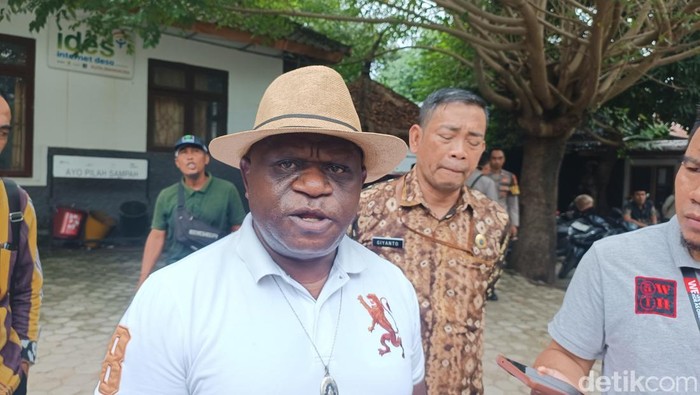 Menteri HAM, Natalius Pigai, seusai menggelar pembicaraan dengan penduduk  Desa Kuta, Kecamatan Pujut, Jumat (20/6/2025). Foto: (Edi Suryansyah/detikBali)