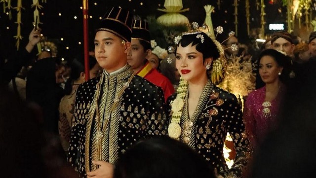 Gosip Terkini Selebriti Insertlive : Sosok 'Raja Bumi' yang Hadir di Ngunduh Mantu Al Ghazali Bikin Salfok