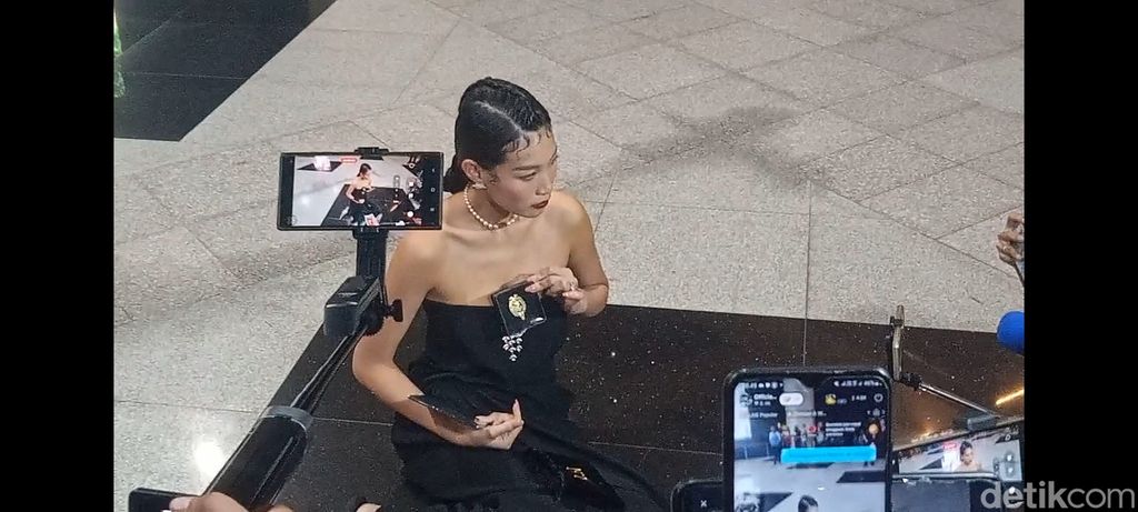 Patricia Gouw perlihatkan salah satu suvenir unduh mantu Al Ghazali dan Alyssa Daguise.