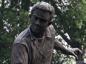 Foto Jabar: Kisah di Balik Patung Persib yang Melegenda Foto Jabar: Kisah di Balik Patung Persib yang Melegenda