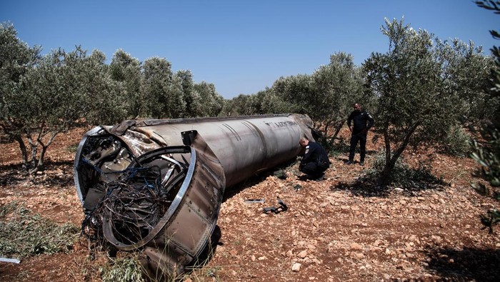 Penampakan Puing-puing Rudal Iran di Wilayah Israel Israeli special force check the apparent remains of a ballistic missile before it will be evacuated from the location it was found lying in northern Israel, following missiles attacks by Iran on Israel, at northernn, Israel June 18, 2025. REUTERS/Gil Eliyahu ISRAEL OUT. NO COMMERCIAL OR EDITORIAL SALES IN ISRAEL