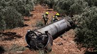 Penampakan Puing-puing Rudal Iran di Wilayah Israel