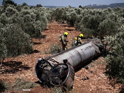 Penampakan Puing-puing Rudal Iran di Wilayah Israel