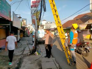 Ada Laporan Kabel Melintang di Ciputat Timur, Polisi Cek ke Lokasi Ada Laporan Kabel Melintang di Ciputat Timur, Polisi Cek ke Lokasi