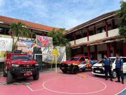 Momen Damkar Semarang Bantu Ambil Rapor Siswa Pakai Mobil Rescue