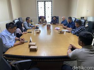 Warga Ngadu ke DPRD Parepare Usai Mobilnya Disita Debt Collector Warga Ngadu ke DPRD Parepare Usai Mobilnya Disita Debt Collector